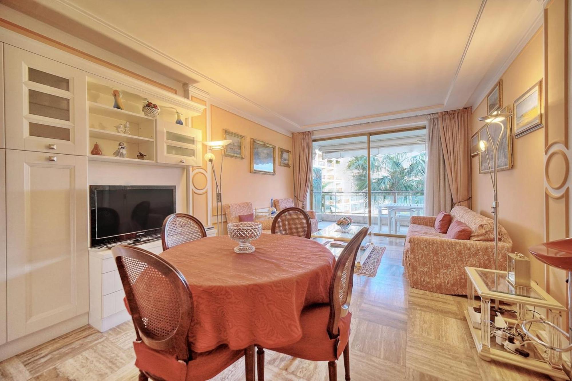 Ref 1908 - Croisette - For Rent * Cannes